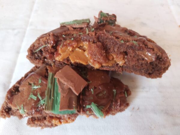 Peppermint Crisp Cookie with Caramel Filling - Image 6