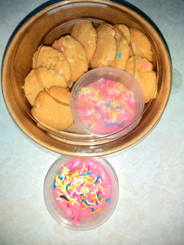 DUNK A COOKIE - Funfetti cookies & Strawberry Sauce
